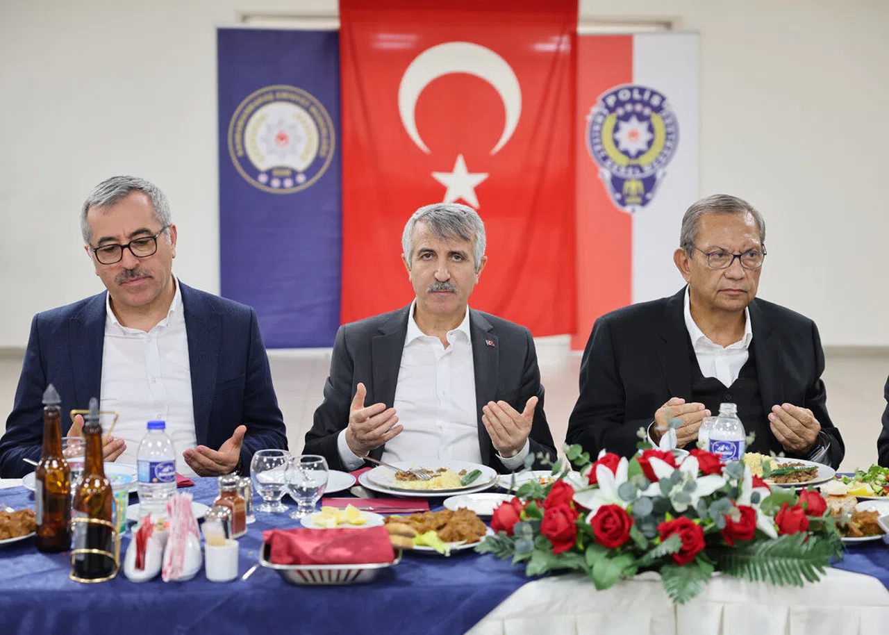 Ünlüer, İftarını Çevik Kuvvet Polisleri İle Yaptı