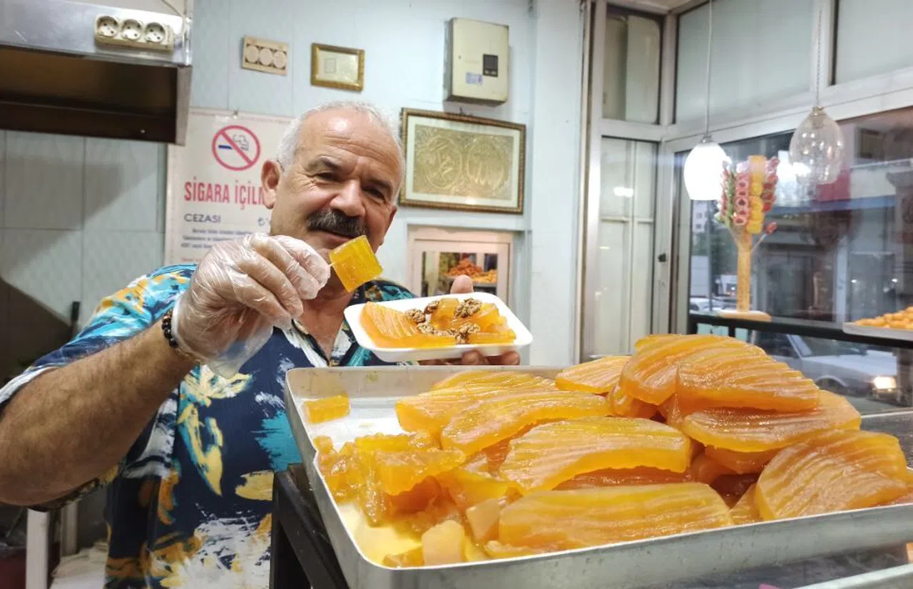 10 saat enkazda kaldı, şubeleri zarar gördü tatlı yapmaktan vazgeçmedi