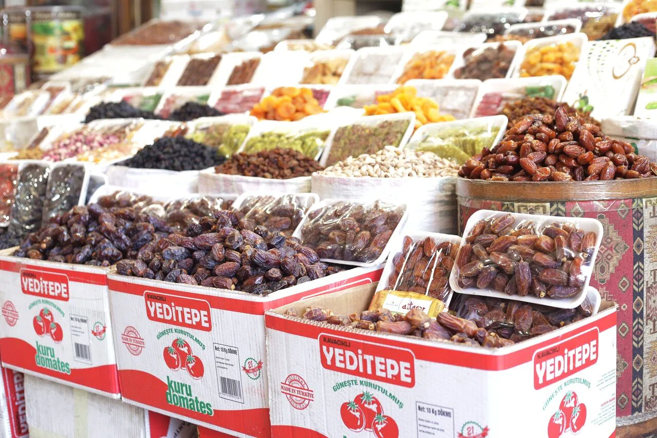 Ramazan ayı yaklaşınca hurmalar tezgahlarda yerini aldı