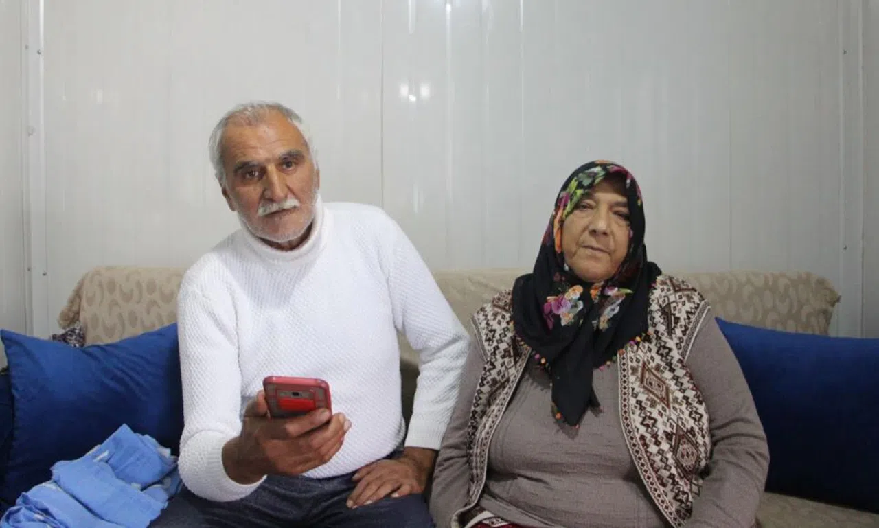 12 saat enkaz altında kalan 37 yıllık çift, konteyner yuvalarında sevgiyle hayata tutunuyor
