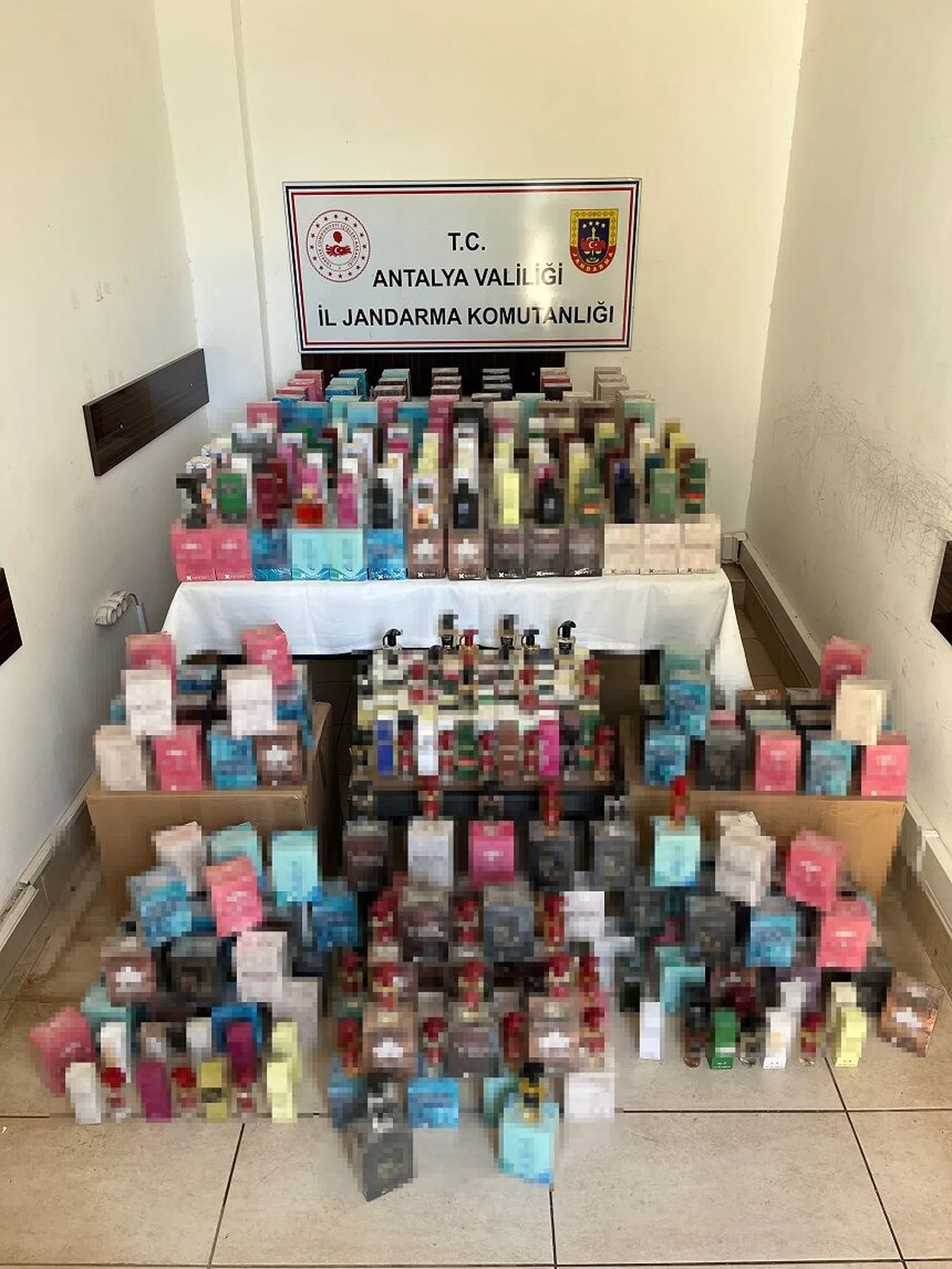 2 bin 300 adet kaçak parfüm ele geçirildi  