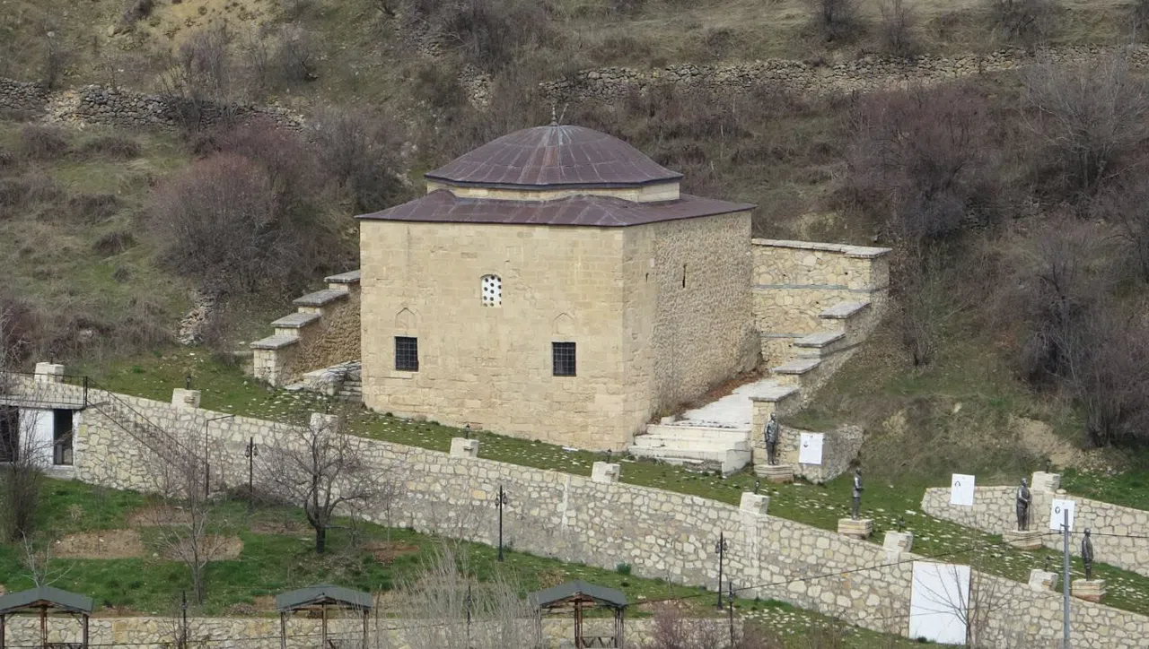 2 asırlık mescit zamana direniyor