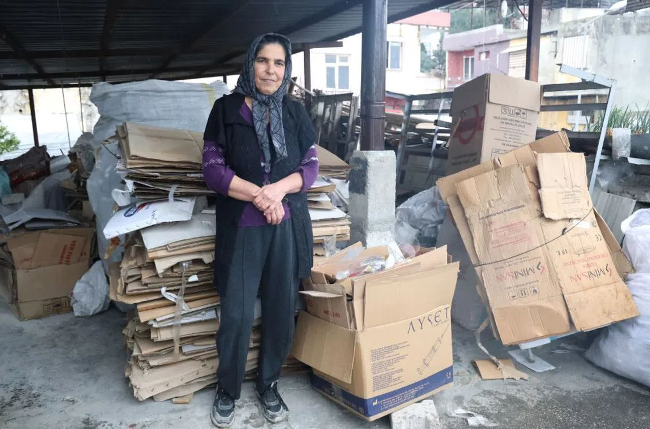 53 yaşındaki anne karton toplayarak çocuklarını okutuyor