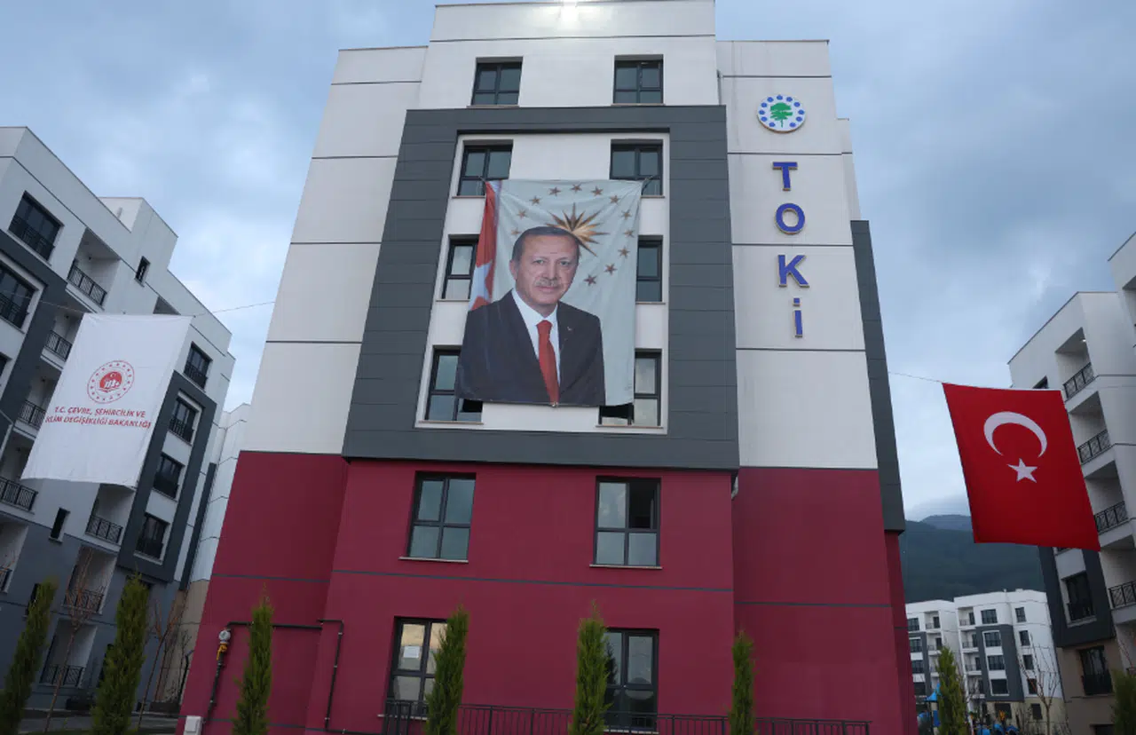 Afetzede vatandaş, anahtarını teslim aldığı yeni evinde yaşayacağı güzel günler için heyecanlanıyor  