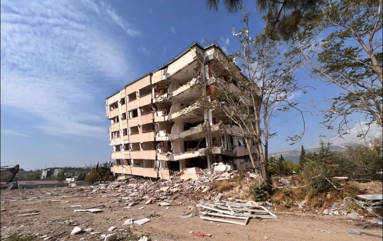 Ağır hasarlı' bina uzun uğraşlara rağmen tam olarak yıkılmadı
