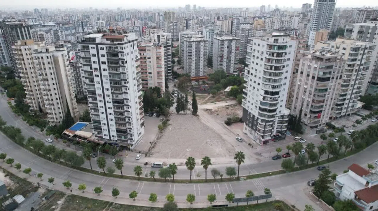 Ağır hasarlı binalar tehlike saçıyor