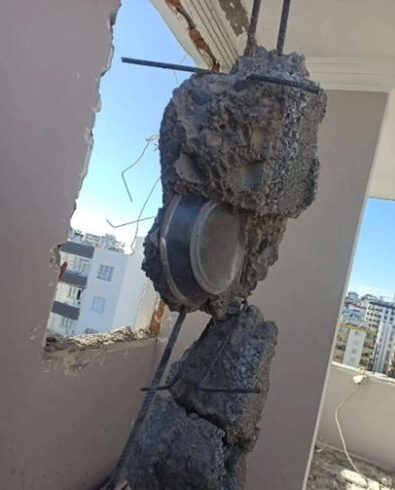 Ağır hasarlı binanın beton bağlama noktasından tepsi çıktı