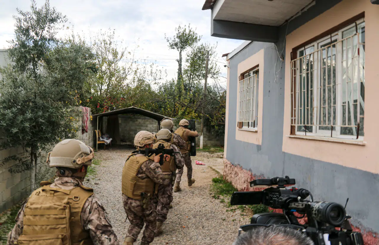 Antalya'da 250 polisin katılımıyla uyuşturucu operasyonu