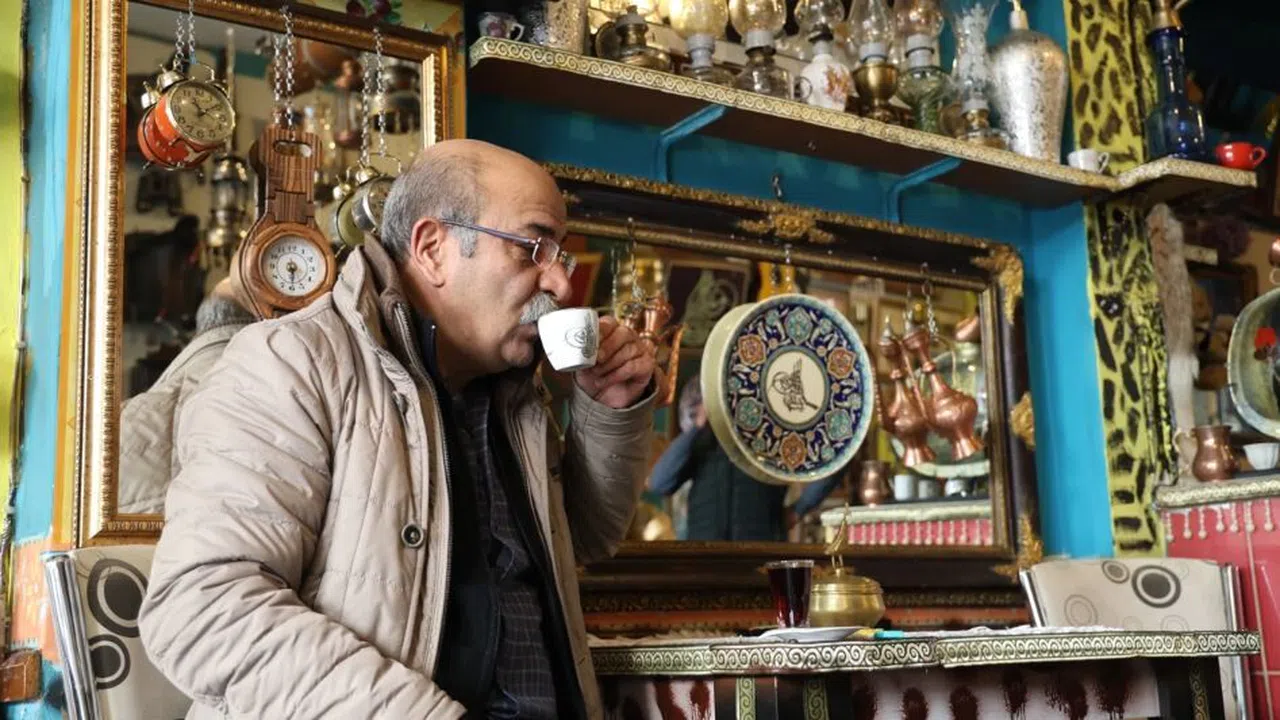 Antika aşkıyla süslenen kahvehane