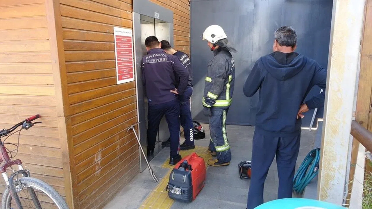 Asansörde mahsur kalan anne oğul kurtarıldı