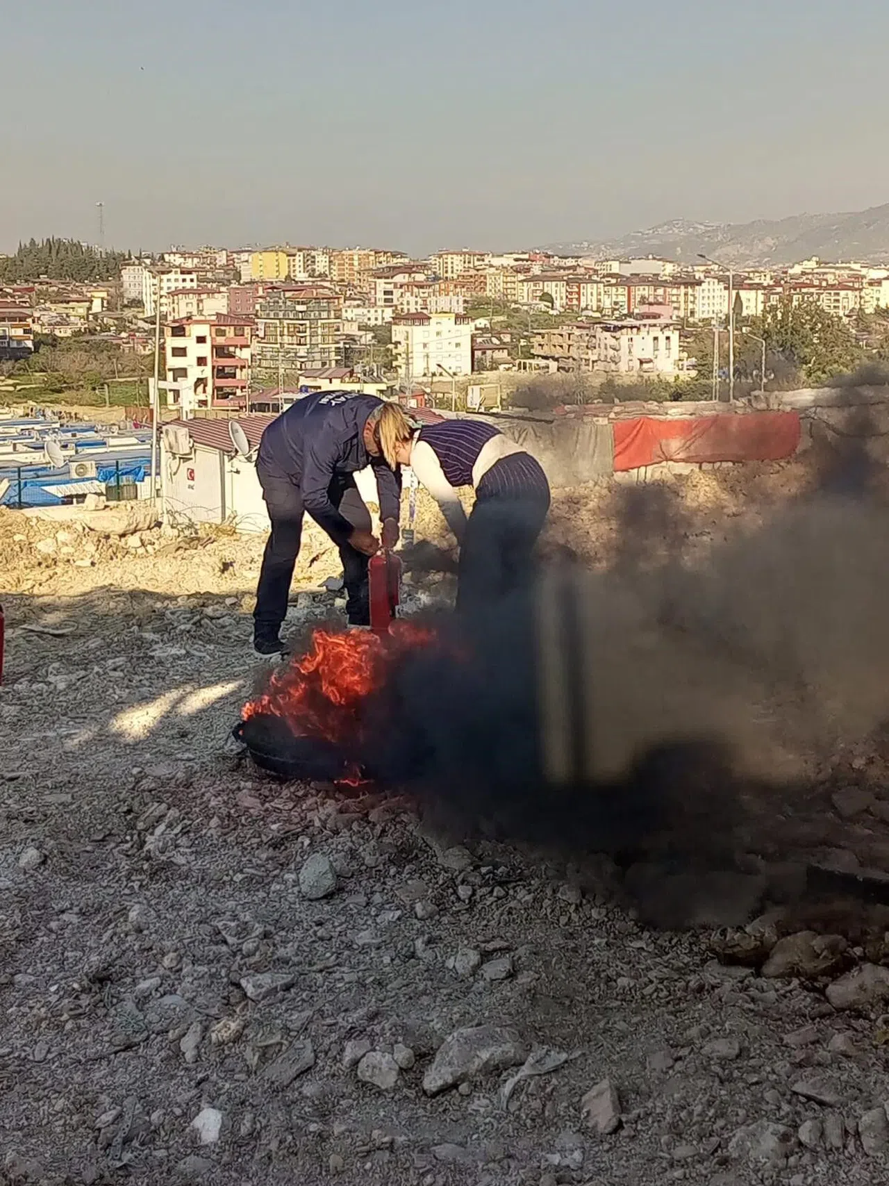 Konteyner kentte yaşayan vatandaşlara yangın güvenliği eğitimi