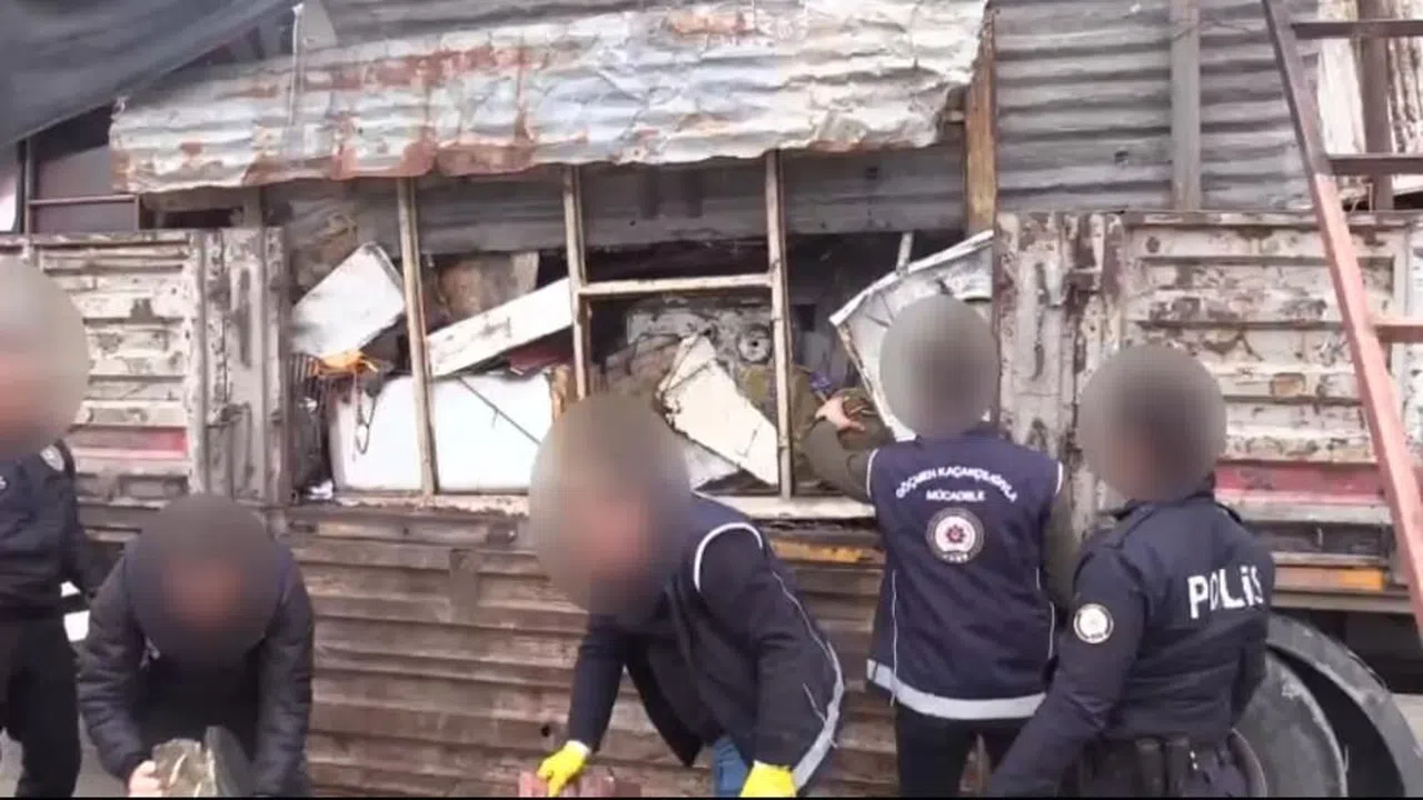 Tır dorsesindeki gizli bölmede 49 kaçak göçmen yakalandı