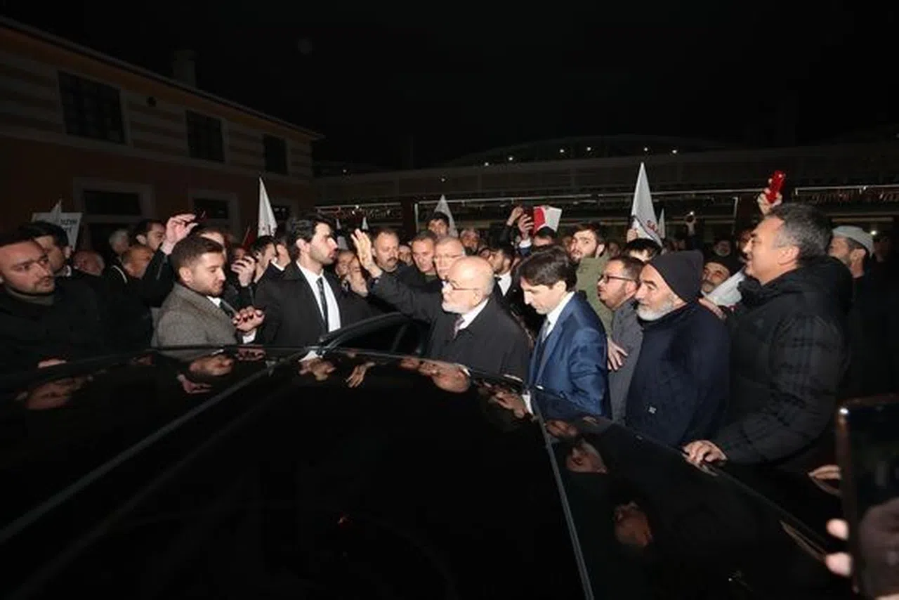 Karamollaoğlu, Sivas’a eleştirdiği hızlı trenle gitti