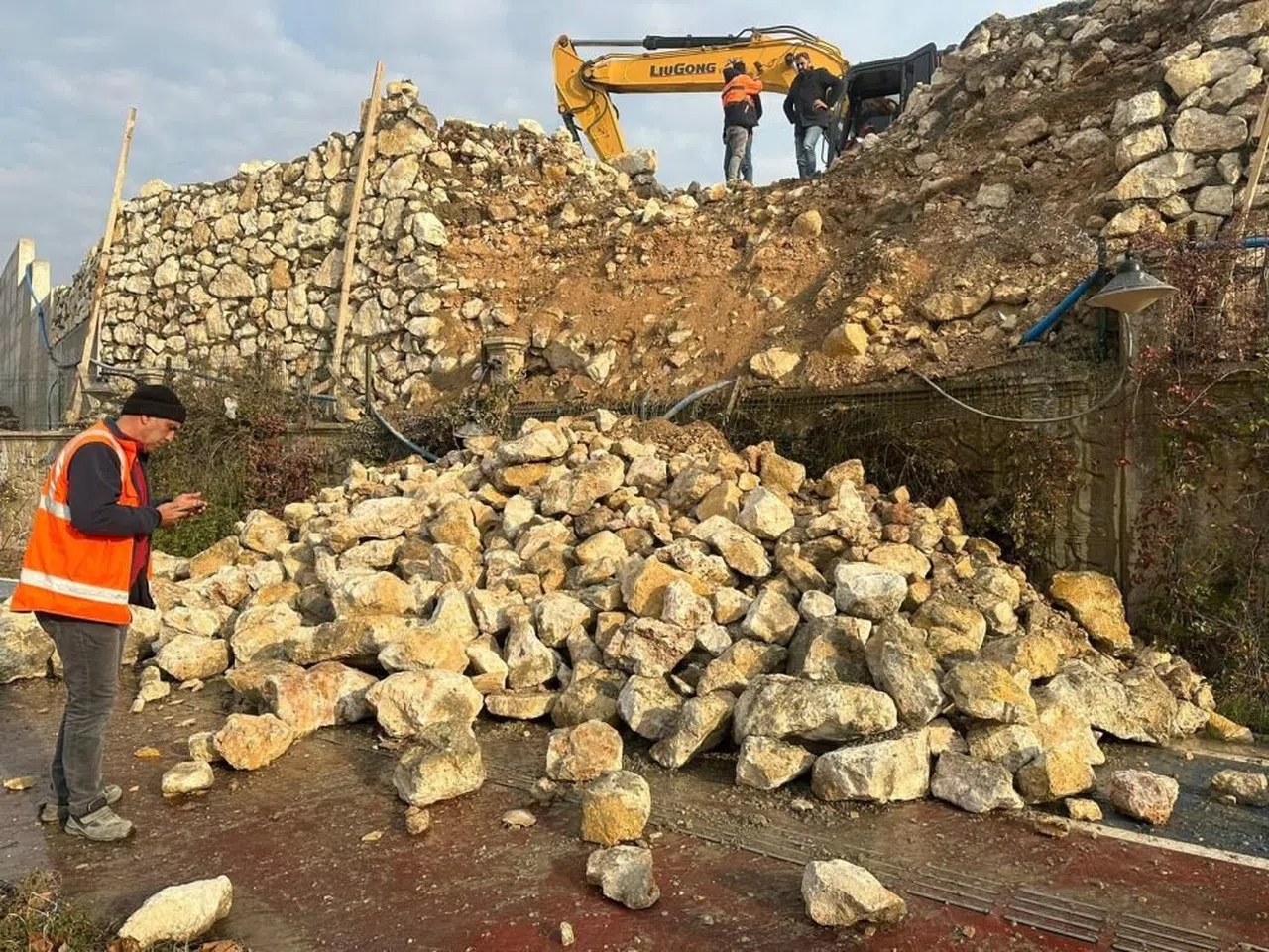 İstinat duvarı yıkıldı: 2 yaralı