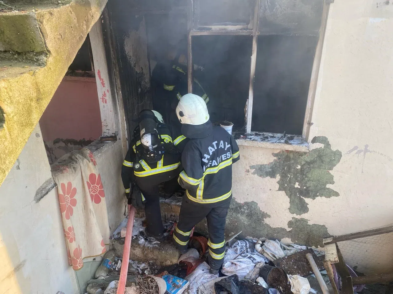 Meydana gelen ev yangınına itfaiye ekipleri müdahale etti  