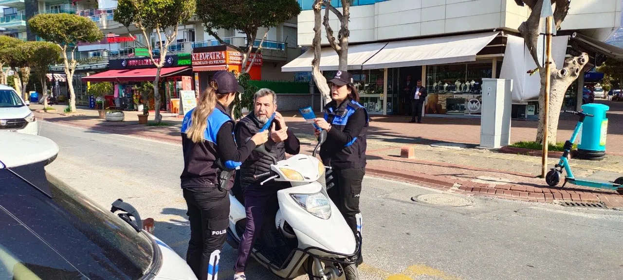 Polisten motosiklet sürücülerine bilgilendirme