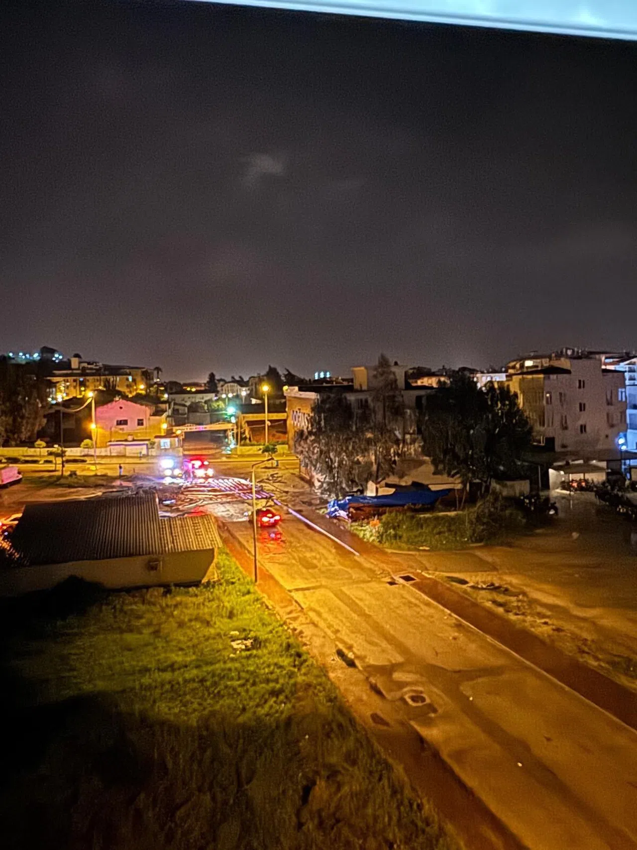 Hortum iş yerinin çatısını uçurdu, yolu kapattı  