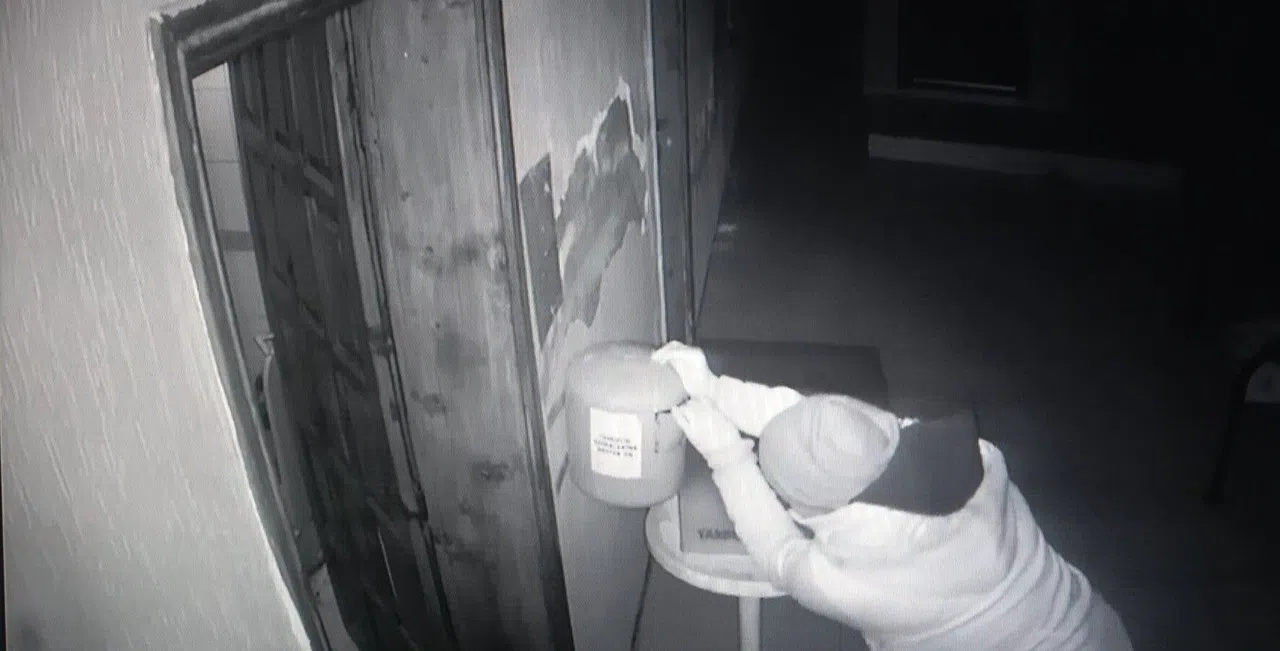 Sadaka kutusunu çalan hırsız suçüstü yakalandı