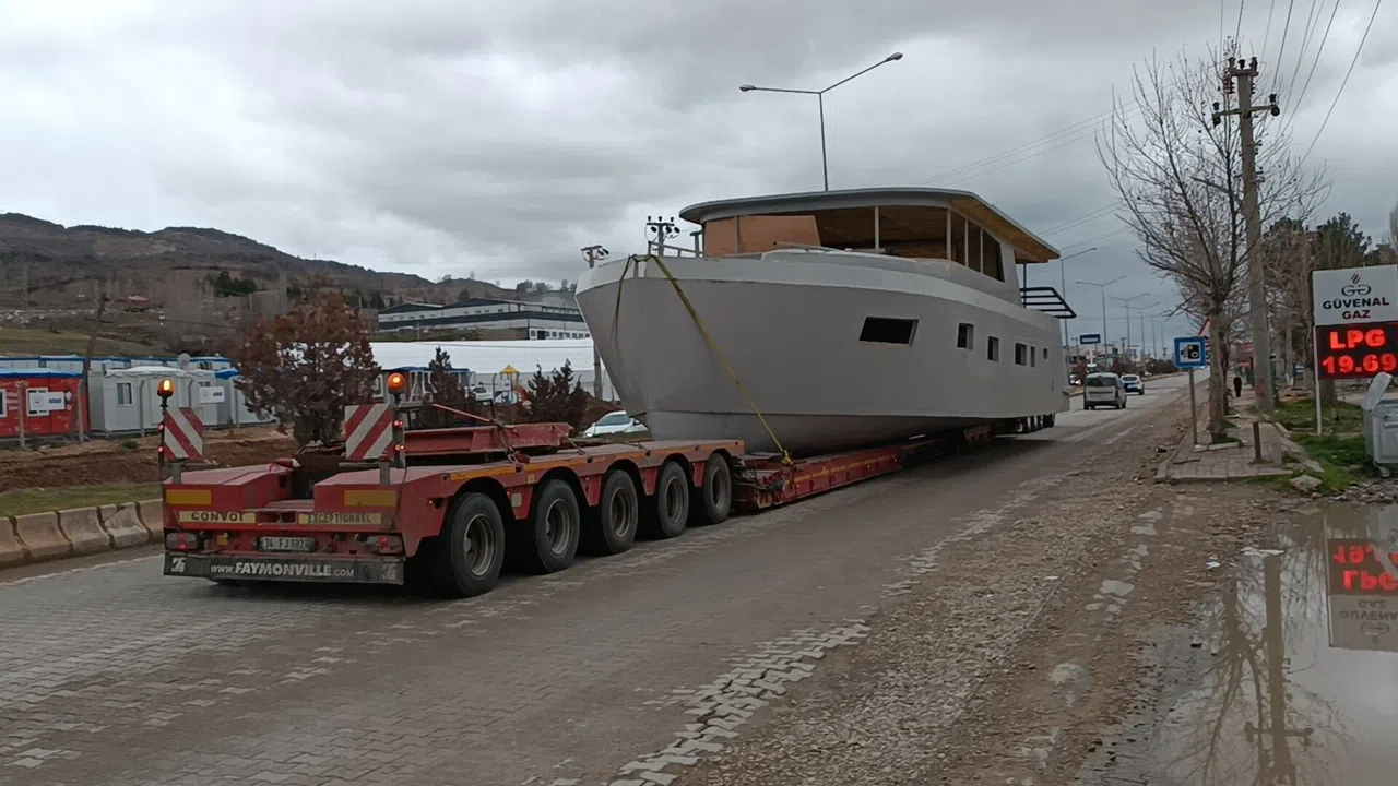 Tırla taşınan dev tekne trafiği kilitledi