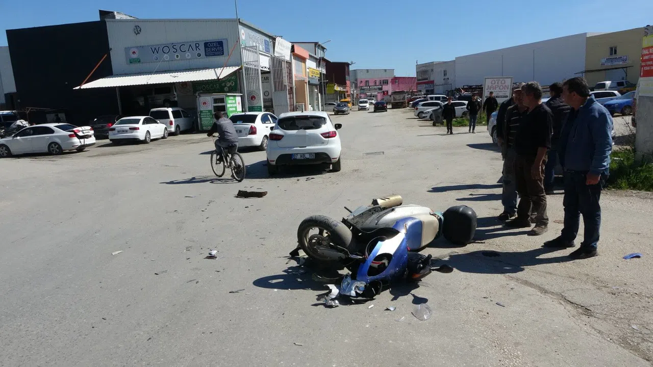 Motosiklet otomobile çarptı