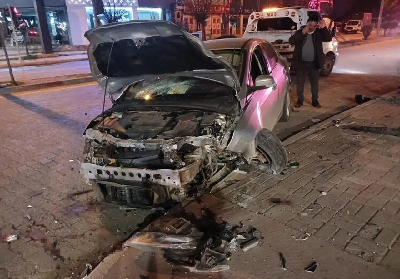 Sinyalizasyon direğine çarpan sürücü yaralandı