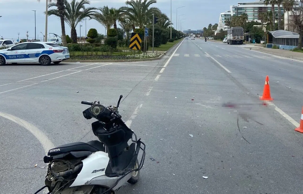 Kamyon ile motosiklet çarpıştı: 1 ölü