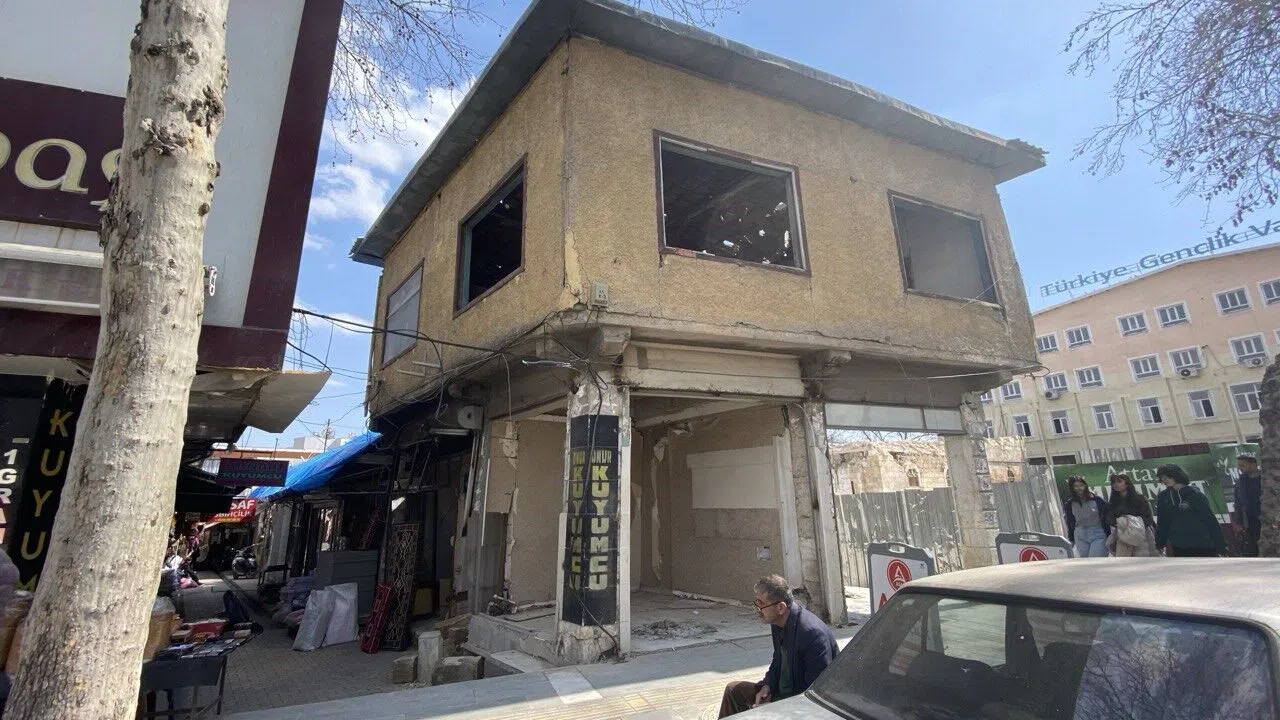 Kolonları kırılan ağır hasarlı yapı korkutuyor