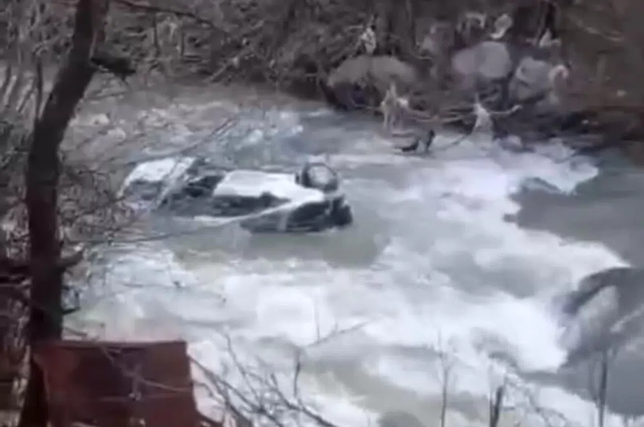 Otomobil çaya uçtu: 1 ölü, 1 yaralı