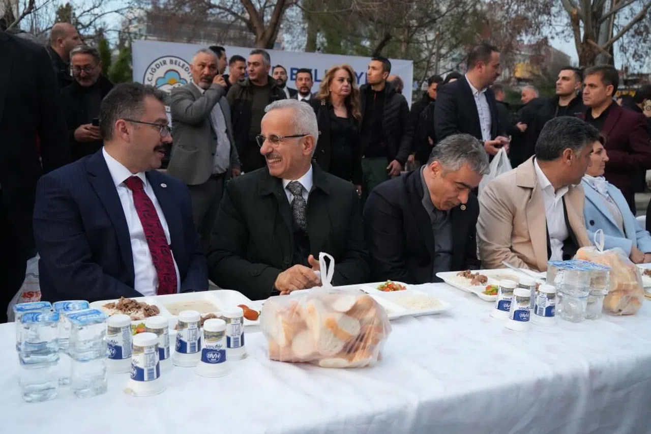 Bakan Uraloğlu, vatandaşlarla iftar yaptı