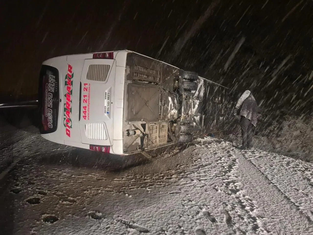 Kontrolden çıkan yolcu otobüs yan yattı: 21 yaralı