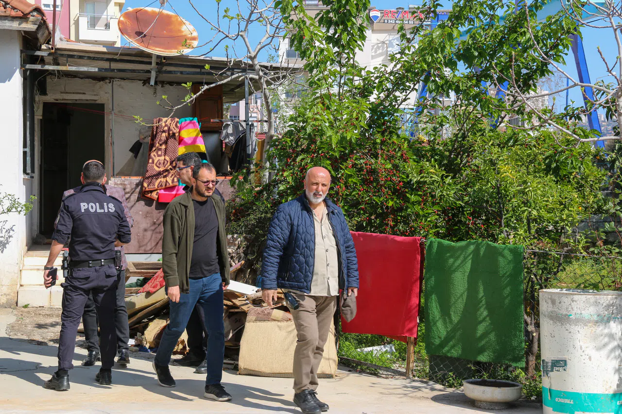 Babasını yatakta ölü buldu