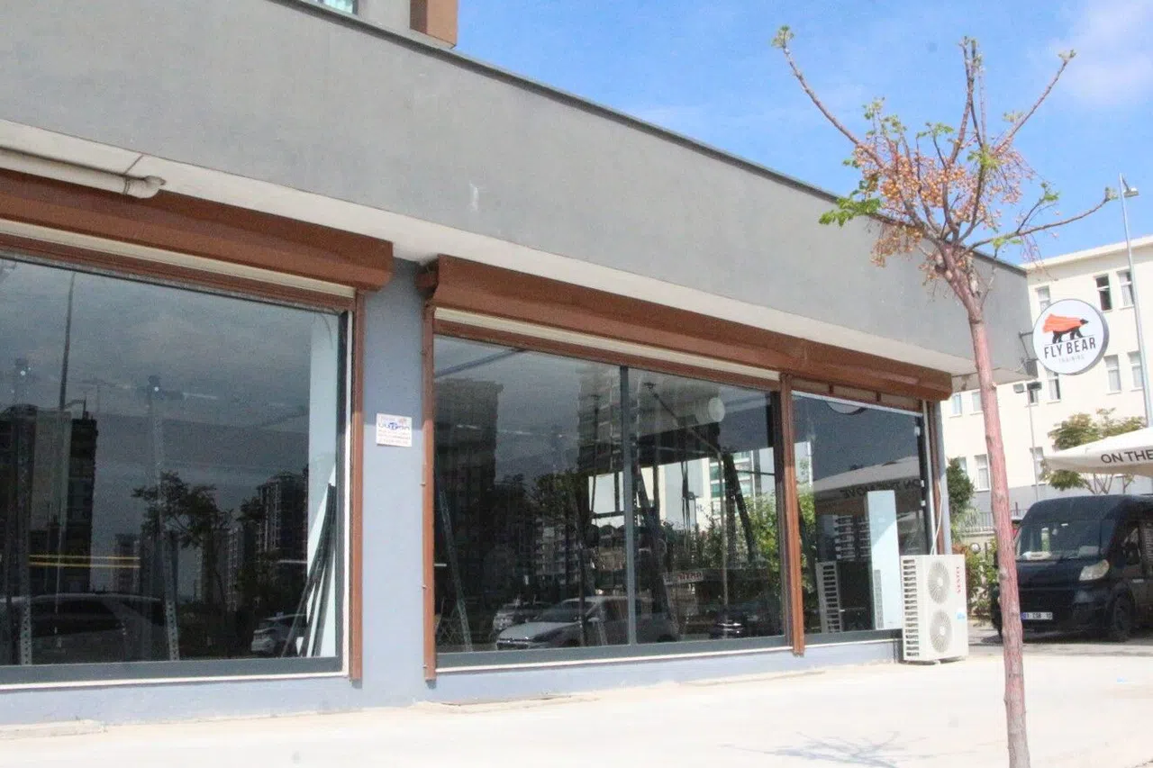 Kadınlar 'edepsiz' buldukları spor salonuna çöp döktü