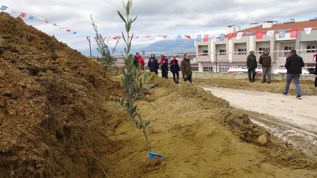 Burdur'da huzurevi bahçesine 2 bin fidan dikildi