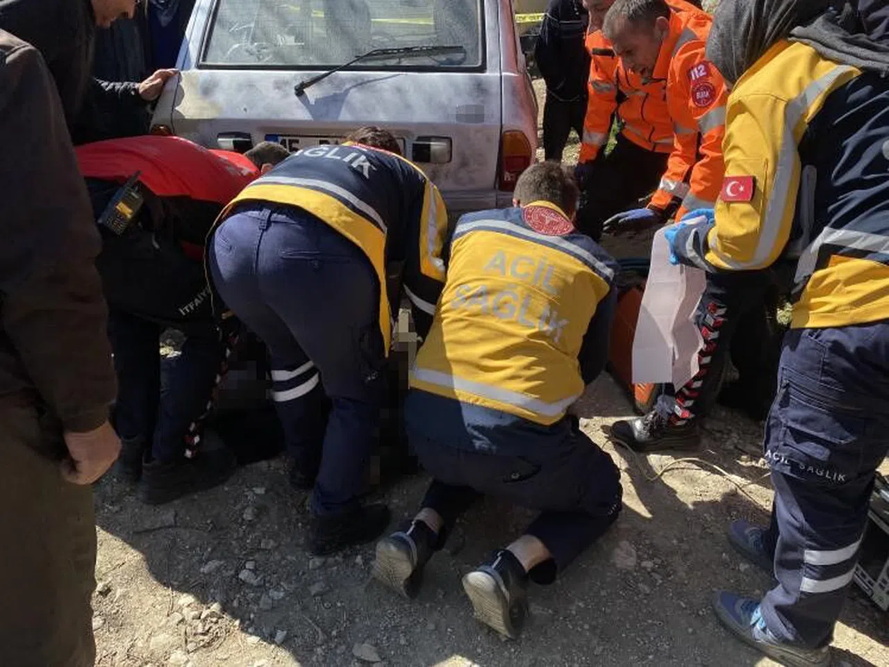 El freni tutmayan aracın tekerine taş koyarken öldü