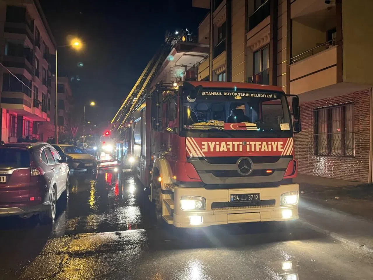 3 katlı binanın çatısı alev alev yandı