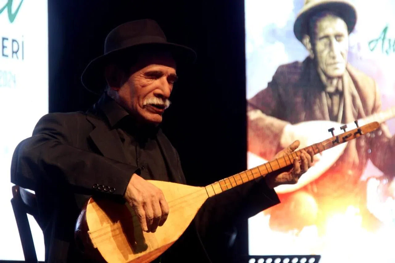 Aşık Veysel'in robotu sahnede konser verdi