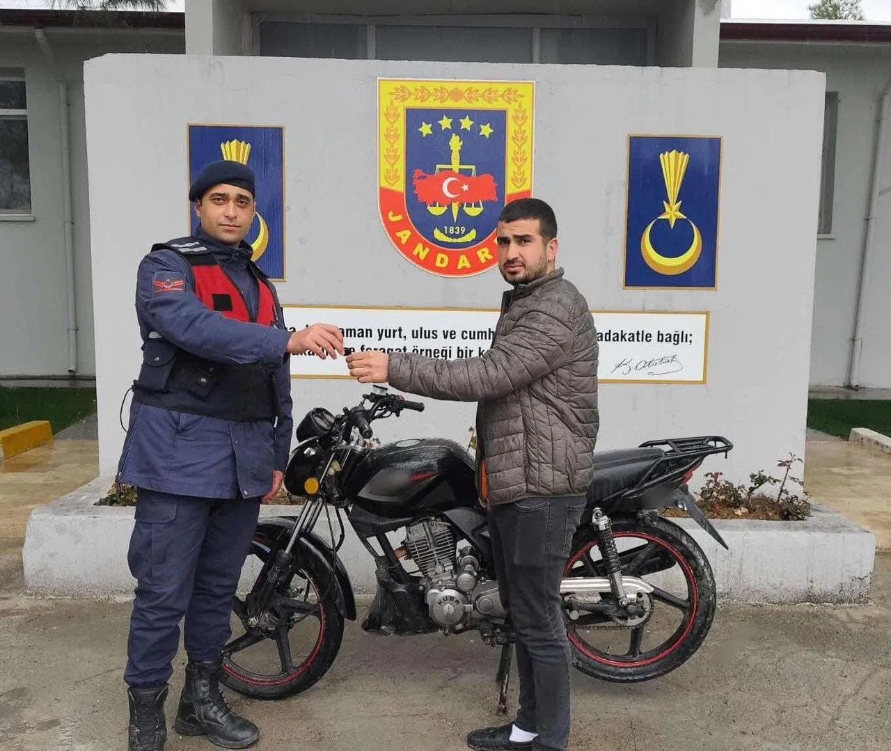 Jandarma çalıntı motosikleti sahibine teslim etti