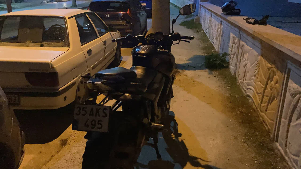 Alkollü motosiklet sürücüsü kaldırıma çıkıp direğe çarptı