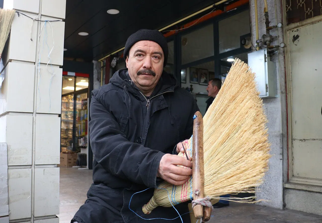 Ot süpürgelerle teknolojiye direniyor