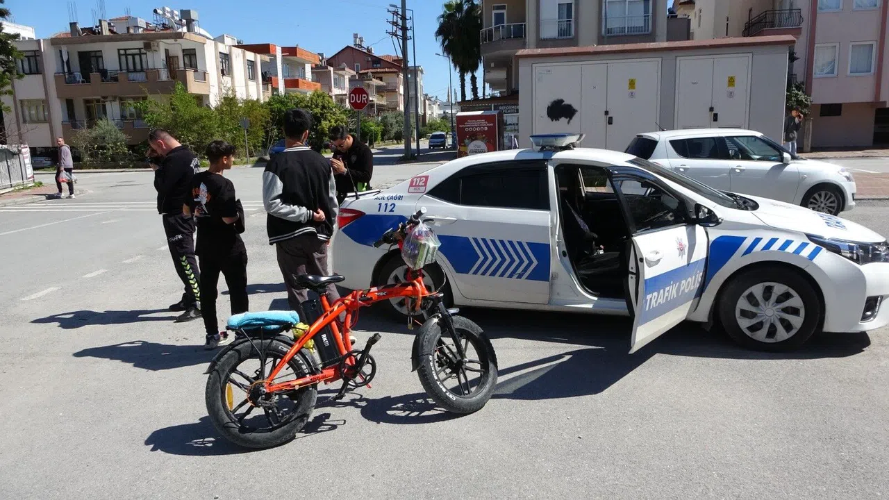 Elektrikli bisikletle park halindeki kamyonete çarptı