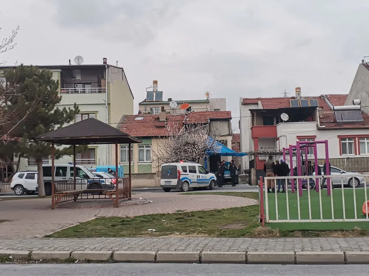 3 kattan düşen genç kız ağır yaralandı