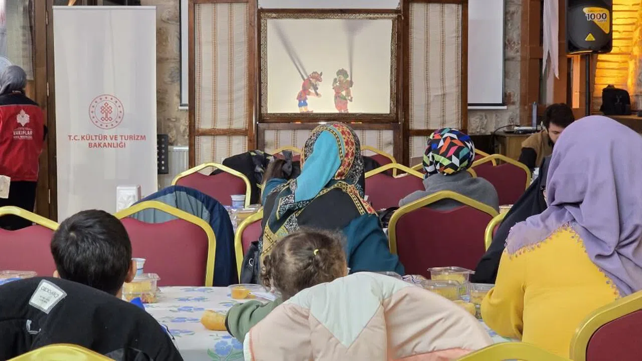 532 yıllık imarette Hacivat-Karagöz oyunu