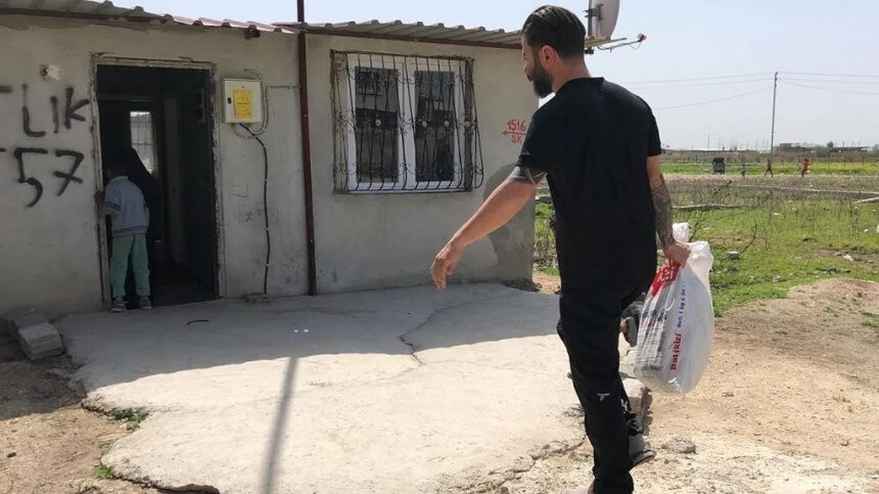 Her gün onlarca aileye yardım kolisi dağıtıyor