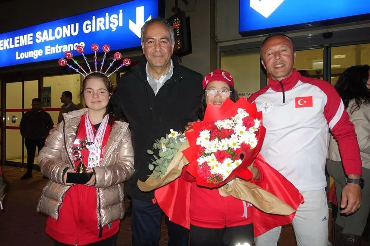 Dünya şampiyonu Selin Naz ve Nilsu'ya karşılama  