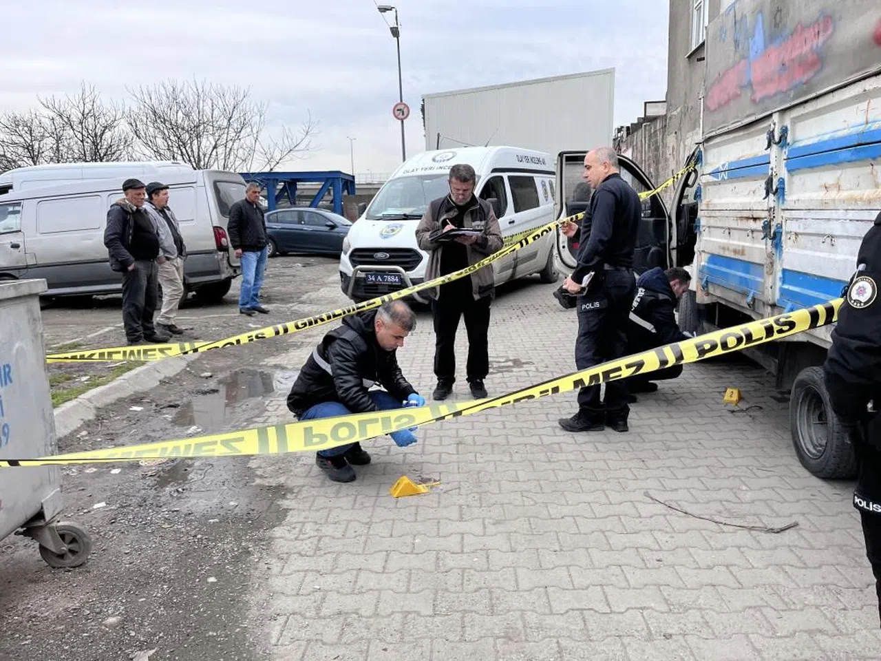 Oto tamir dükkanına silahlı saldırı: 3 yaralı