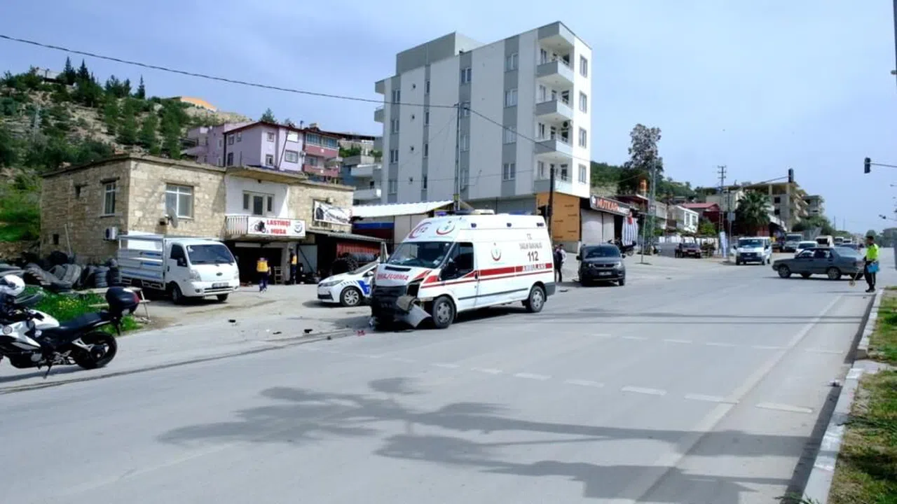 Ambulans ticari araçla çarpıştı