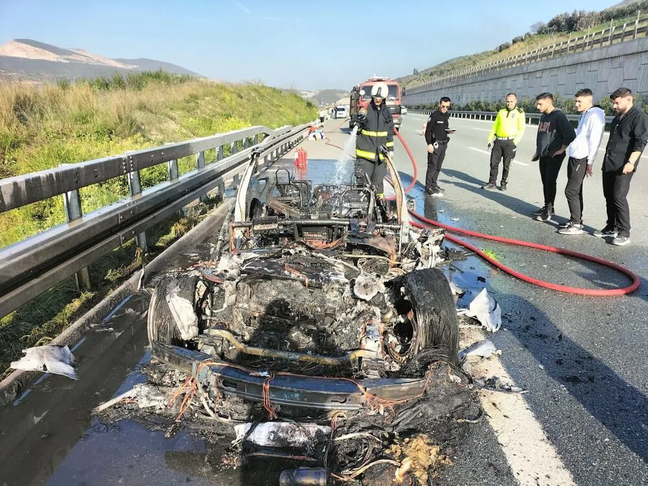 Lüks otomobil alev alev yandı