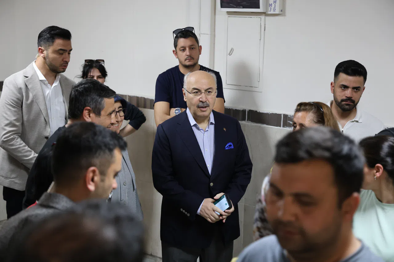 Adana Valisi oy kullanmak için sırada bekledi