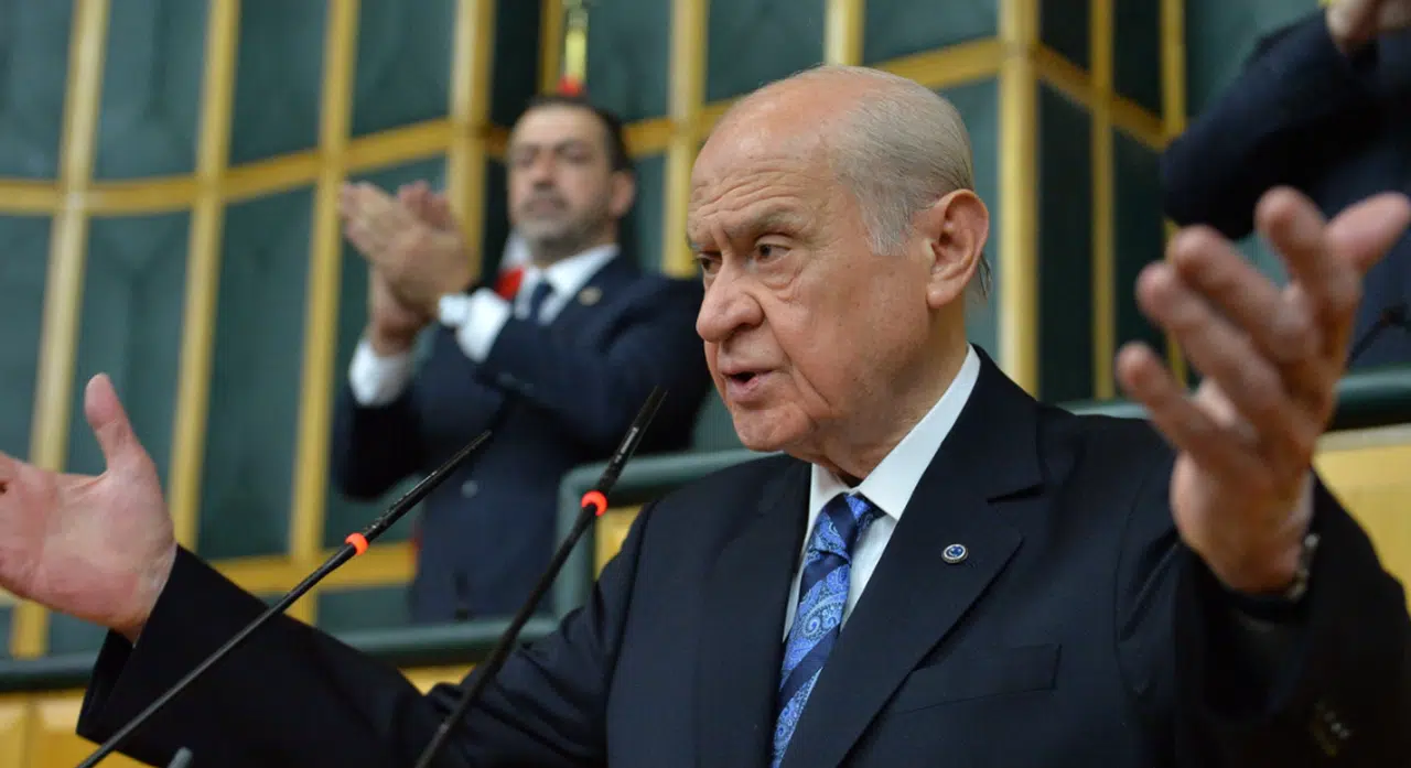 Bahçeli: “Saçlarına dolardan bukleler yapan şaibeli soytarılar milletimizde haklı bir öfkeye neden olmaktadır”