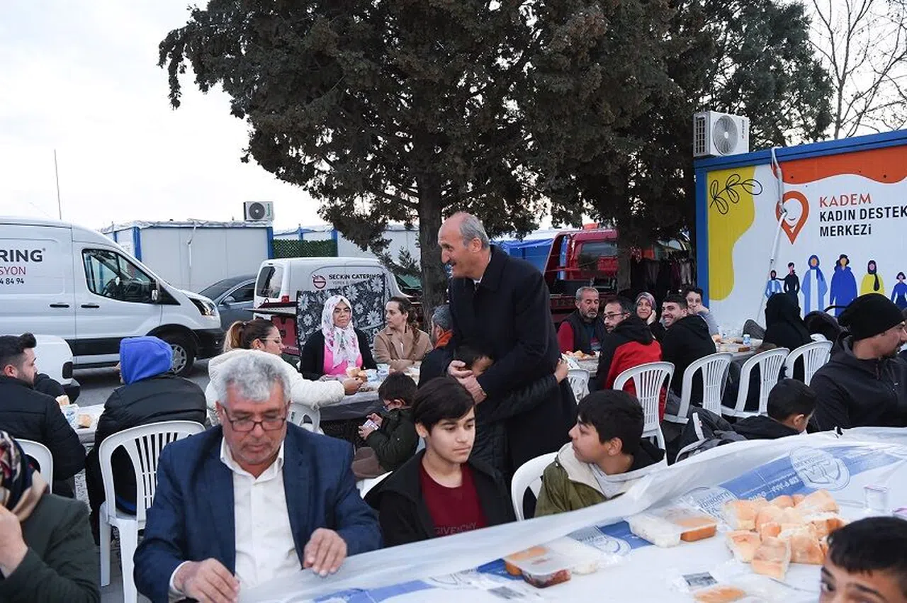 Başkan Okay, Konteyner Kentte İftarda